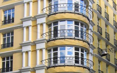 Французский балкончик для цветов за окном