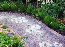 10 идей для садовой дорожки с узором из мозаики