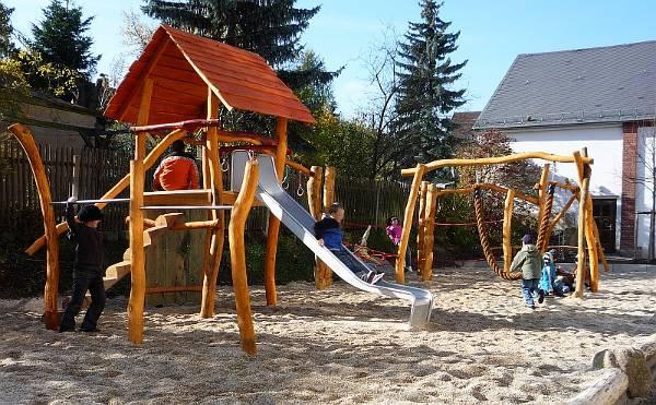 Полет фантазий на детской площадке
